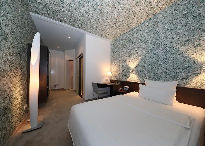 Moma1890 Boutique 4*